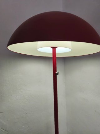 Lámpara de pie Brasa vintage en rojo de Nilsson pa