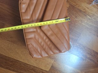 Bolso marrón acolchado con cadena