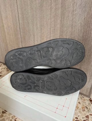 Zapatillas blancas y negras