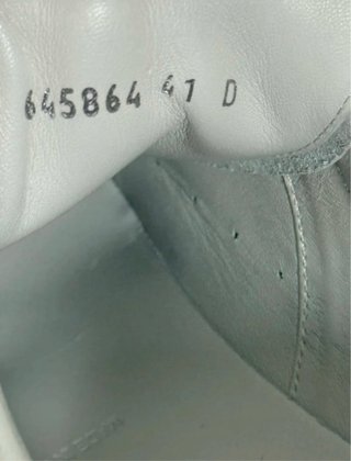 Zapatillas blancas y negras