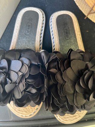 Chanclas negras con flores
