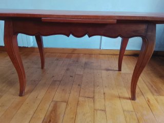 Mesa de comedor provenzal de cerezo
