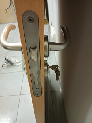 Puerta y marco de madera