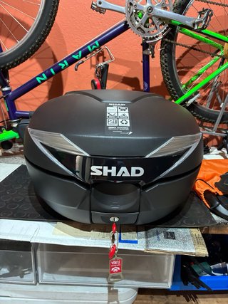 Baúl SHAD 39L con soporte