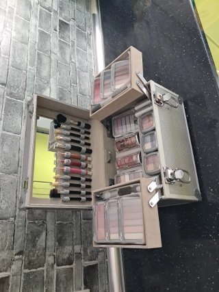 Maletín de maquillaje plateado con llave