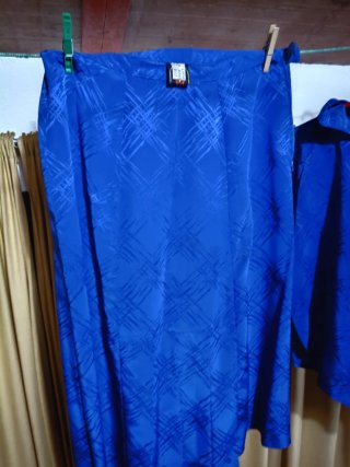 Conjunto falda y blusa raso azulon , precioso !