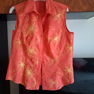 Camisa sin mangas naranja con flores