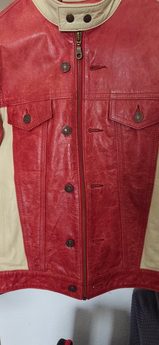 Chaqueta Levi's Roja y Beige