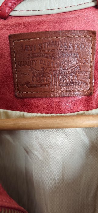 Chaqueta Levi's Roja y Beige