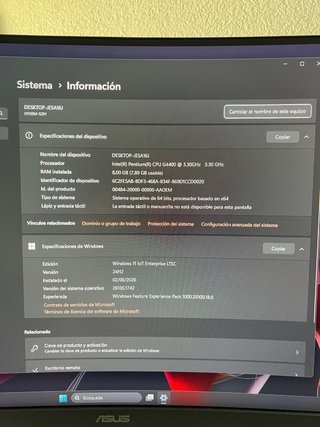 Ordenador sobre mesa