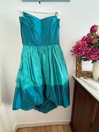 Vestido seda escote corazón azul pavo