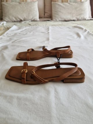 Sandalias planas Zara marrones