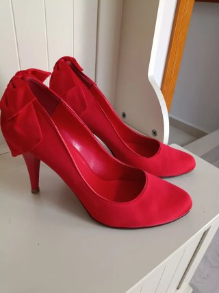 Traje chaqueta y falda rojo bordado, con zapatos .