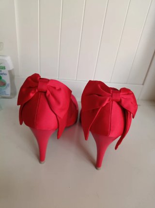 Traje chaqueta y falda rojo bordado, con zapatos .
