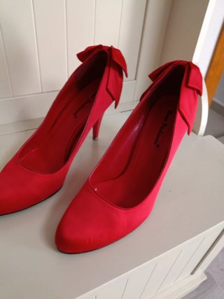 Traje chaqueta y falda rojo bordado, con zapatos .