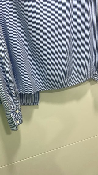 Camisa de rayas azul y blanca
