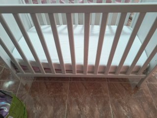 Cuna de bebé blanca