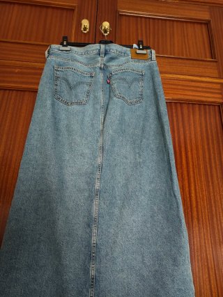 Falda vaquera Levi's midi con abertura