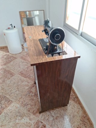 Máquina de coser antigua con mueble