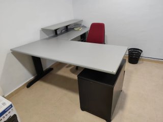 Mobiliario de oficina, 2 mesas, 2 armarios 2 silla