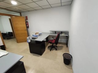 Mobiliario de oficina, 2 mesas, 2 armarios 2 silla