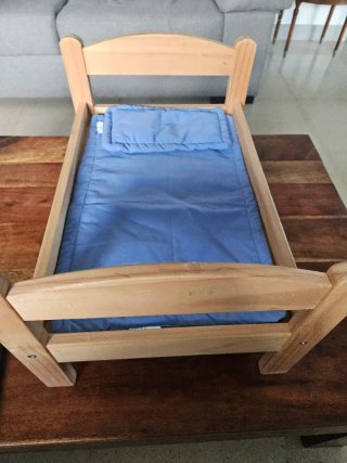 Cuna de madera para muñecas