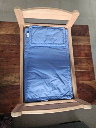 Cuna de madera para muñecas