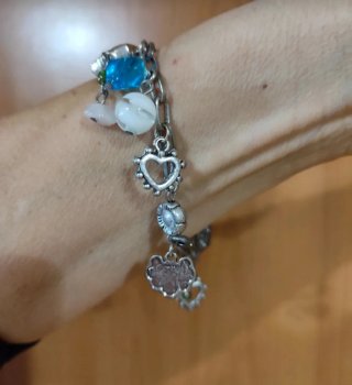 Pulsera de bisutería con charms variados