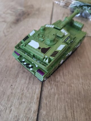 Tanque militar de juguete verde nuevo a estrenar