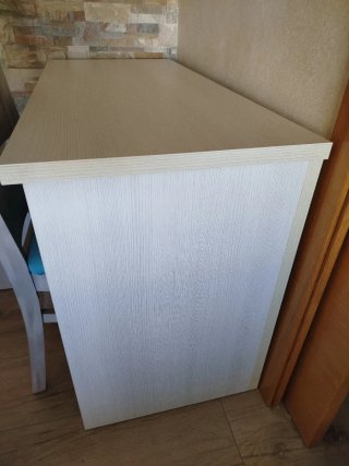 Escritorio de madera beige y blanco
