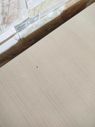 Escritorio de madera beige y blanco