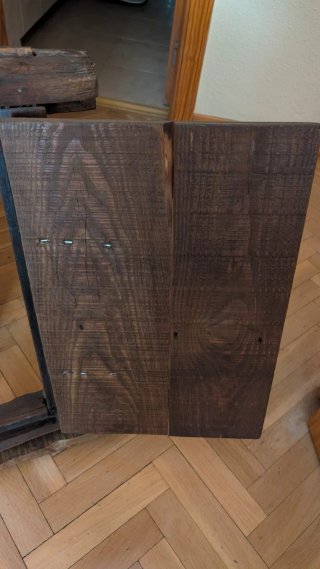Ventana de madera rústica.