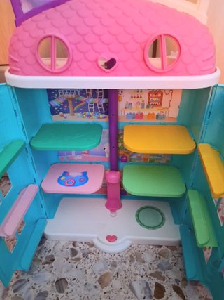 Casa delle bambole Gabby con 5 figure e accessori.