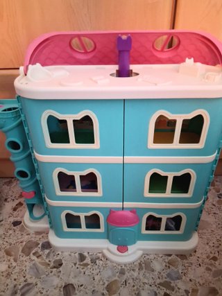 Casa delle bambole Gabby con 5 figure e accessori.