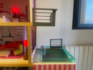 Casa de muñecas de madera con luces