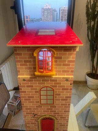 Casa de muñecas de madera con luces