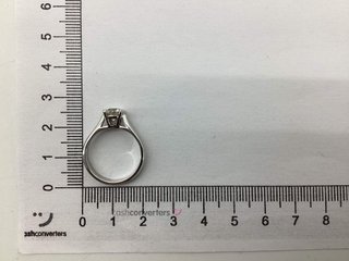 anillo oro 18k con piedra con diamante