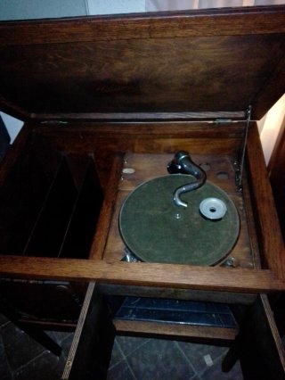 Gramófono mueble completo, principios siglo XX.