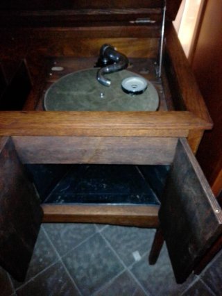 Gramófono mueble completo, principios siglo XX.