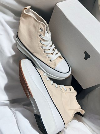 Zapatillas altas beige y blancas