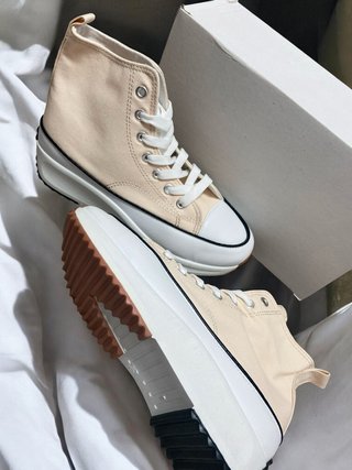 Zapatillas altas beige y blancas