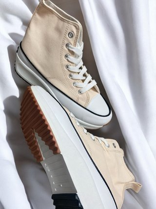 Zapatillas altas beige y blancas