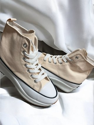 Zapatillas altas beige y blancas
