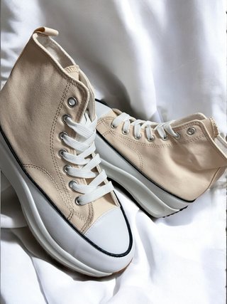 Zapatillas altas beige y blancas