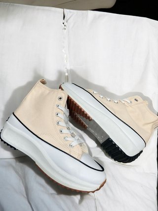 Zapatillas altas beige y blancas