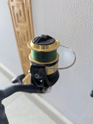 2 cañas de pescar con carretes
