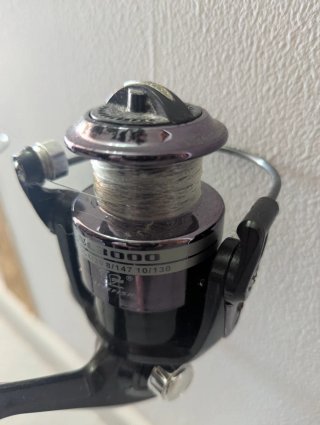 2 cañas de pescar con carretes