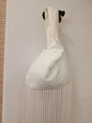 Bolso nudo japonés color marfil con flecos