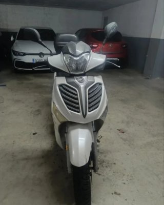 Moto Scooter 125cc Blanca y Negra