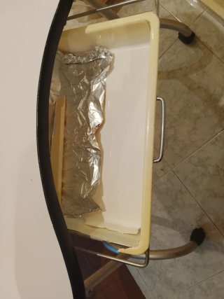 Mesa de uñas plegable beige y blanca
